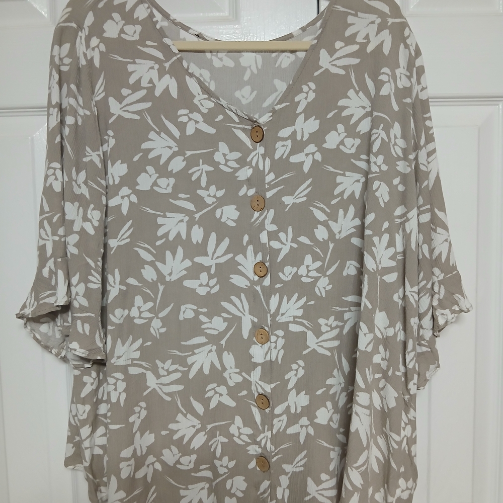 Beige White Floral Woven Button Front Blouse 100% Rayon V-Neck Flutter Sleeve